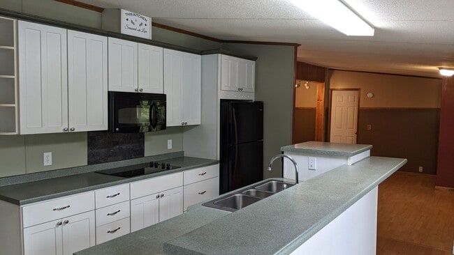 Building Photo - Great 3 Bedroom 2 Bath Home in quiet resid...