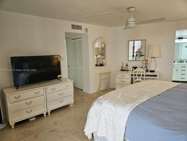 Building Photo - 5420 N Ocean Dr