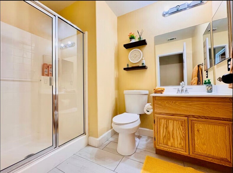 Building Photo - 1 King bed