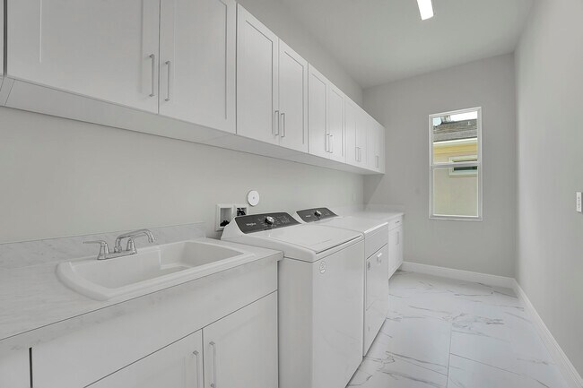 Building Photo - 9341 Crestview Cir