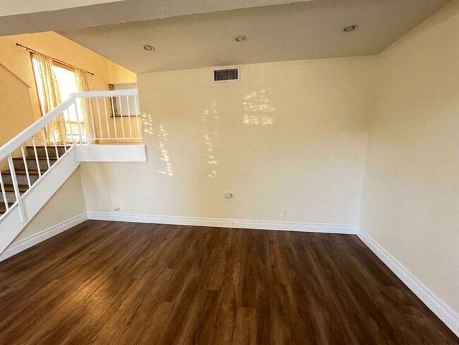 Building Photo - Charming End-Unit Townhome in the Heart of Chatsworth