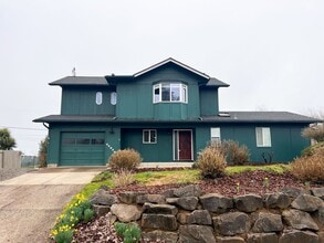 Building Photo - 4BD/2BA SUBURBAN HOME IN COBURG