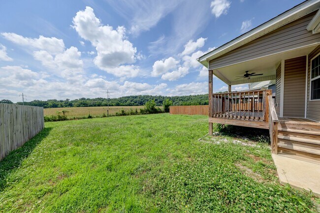 Building Photo - Sharp 3 bed 2 bath with Bonus room and nice fenced yard.
