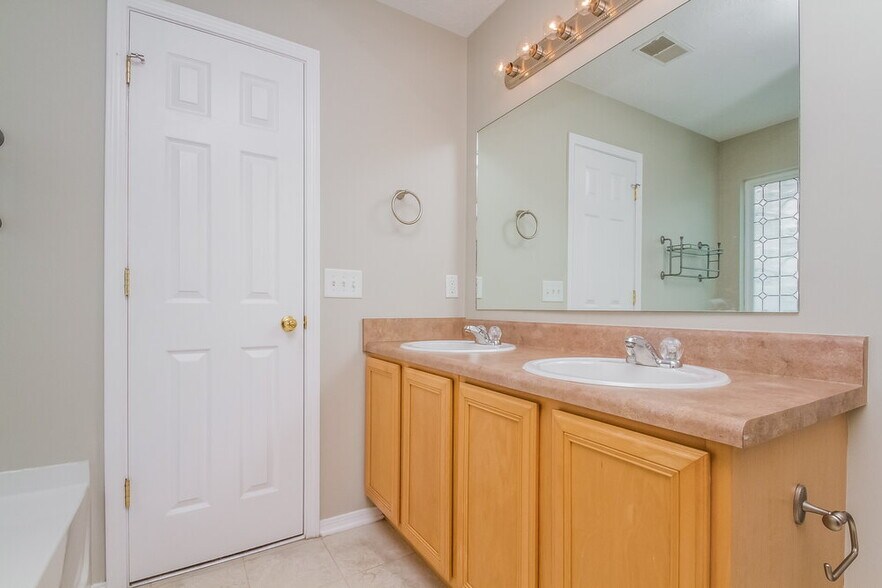 Building Photo - 2694 Sutherland Dr