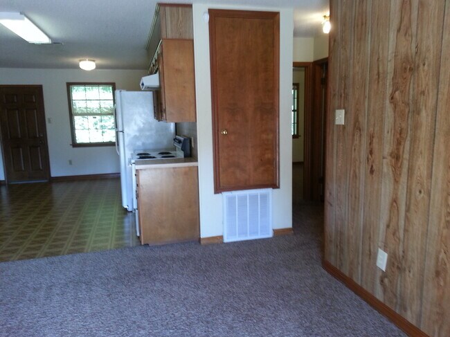 Building Photo - 128 Debra Ln