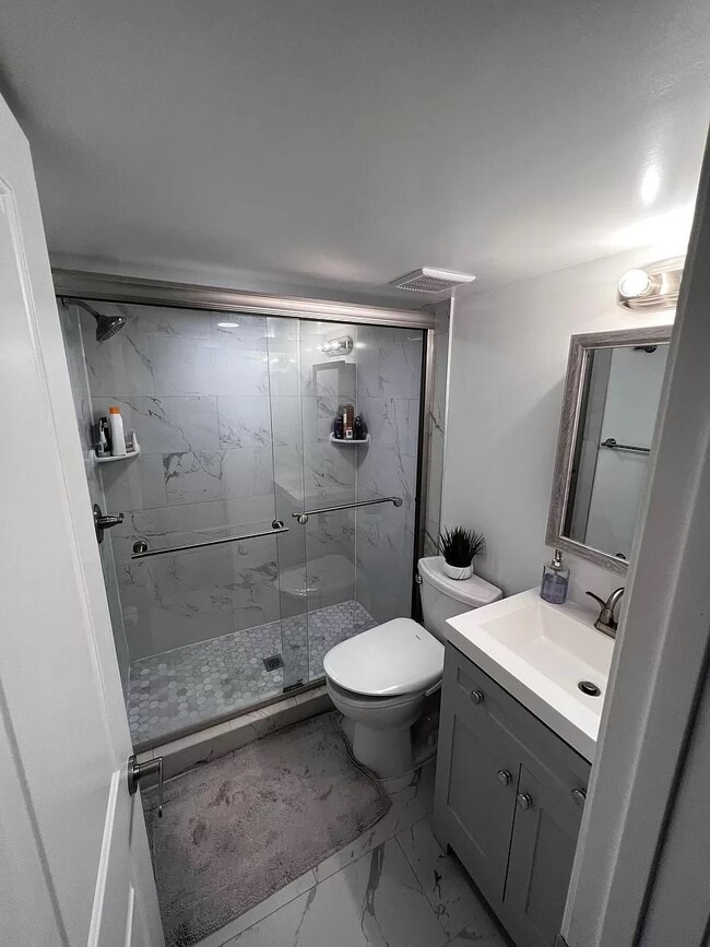 Building Photo - 821 S Ivy St