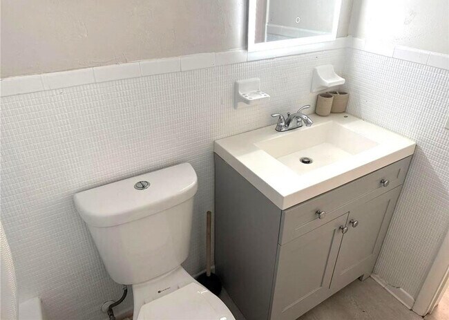 Building Photo - 1638 Plunkett St