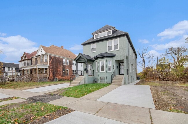 Building Photo - Lower Unit - Newly Constructed - 2 bed/2 b...