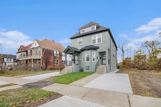 Building Photo - Lower Unit - Newly Constructed - 2 bed/2 bath - Must See!