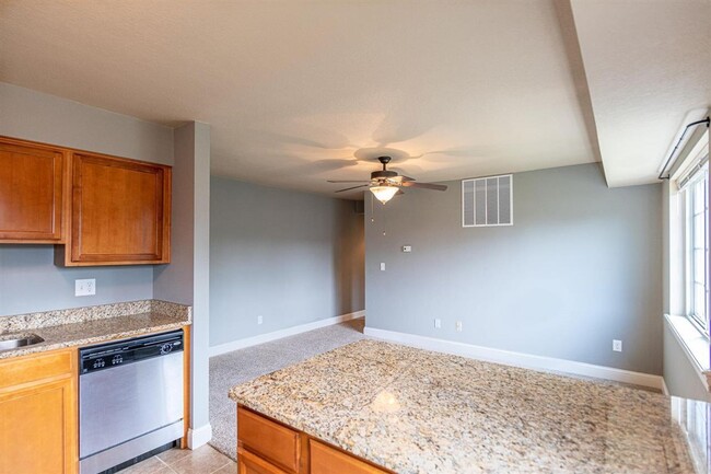 Building Photo - 1 bedroom, 1 bath luxury condo at Grandvie...