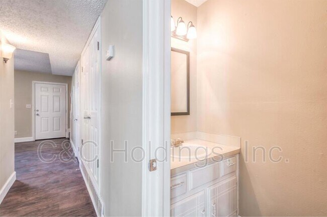 Building Photo - 644 Earthside Dr