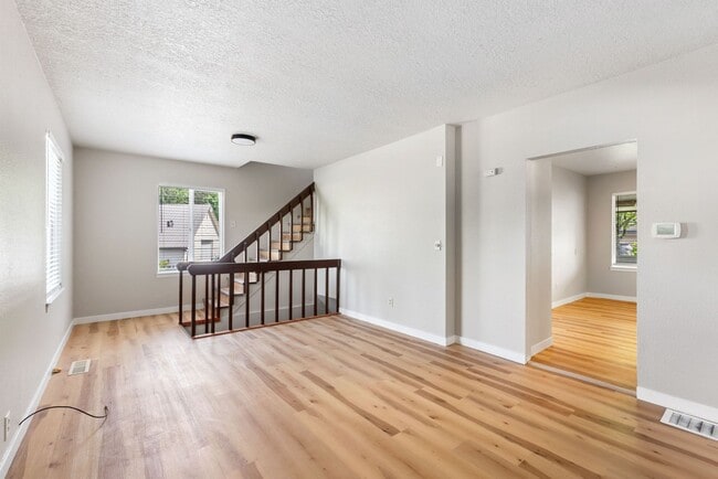 Building Photo - 3 BR Home near Springwater Trail and Powel...