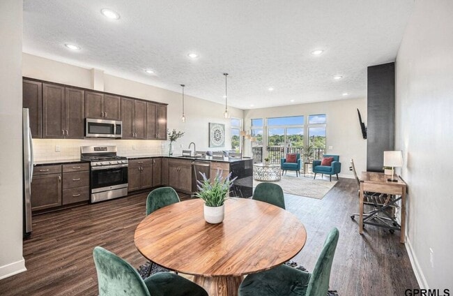 Building Photo - Fully Furnished 2 Master Suites | Luxe Townhome Near UNMC