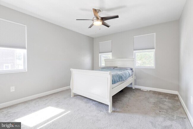 Building Photo - Welcome to this beautifully renovated 4bd 2bth end-of-group townhome in Baltimore!