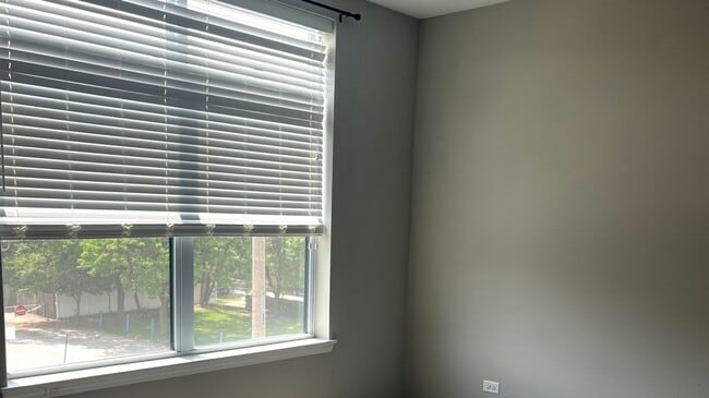 Building Photo - 948 Madison St