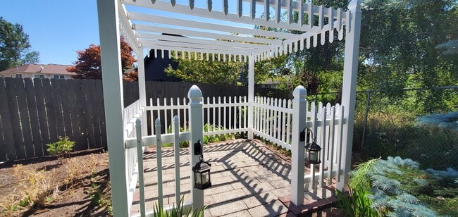 Building Photo - Large Four Bedroom Home in West Salem