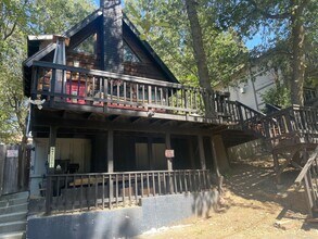 Building Photo - Fabulous home in the woods!