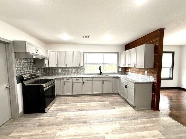 Building Photo - 1125 Easy St