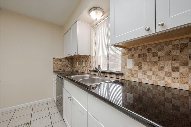 Building Photo - 15910 Tumbling Rapids Dr