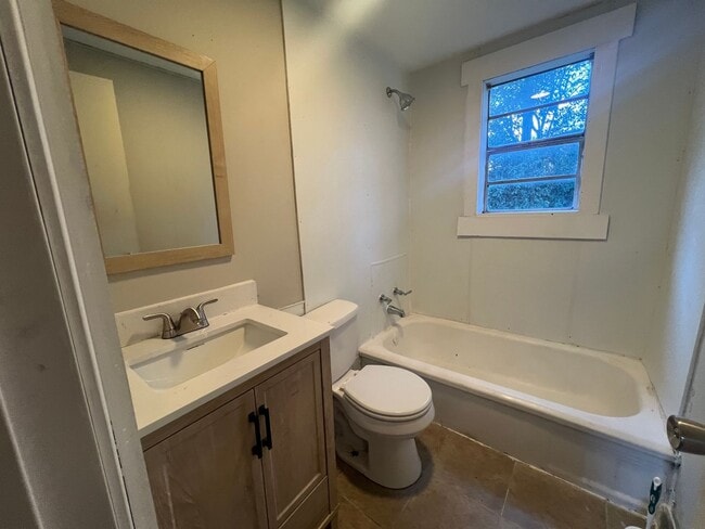 Building Photo - 2 Bedroom 1 Bathroom Home off Fosters Ferry