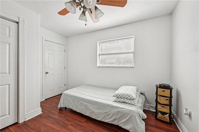 Building Photo - Three Bedroom Three Bathroom