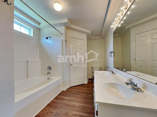 Building Photo - 212 Parrish Pl