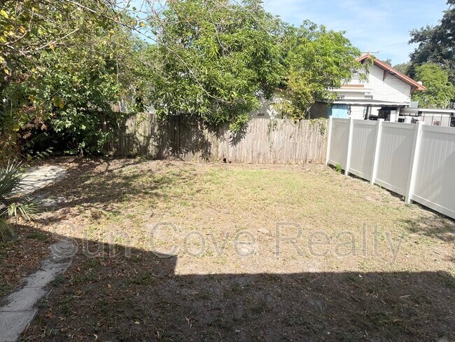 Building Photo - 1216 E 17th Ave