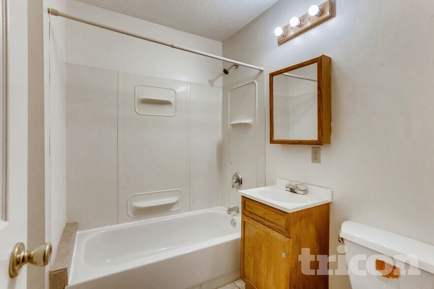 Building Photo - 2144 Sherwood Ave