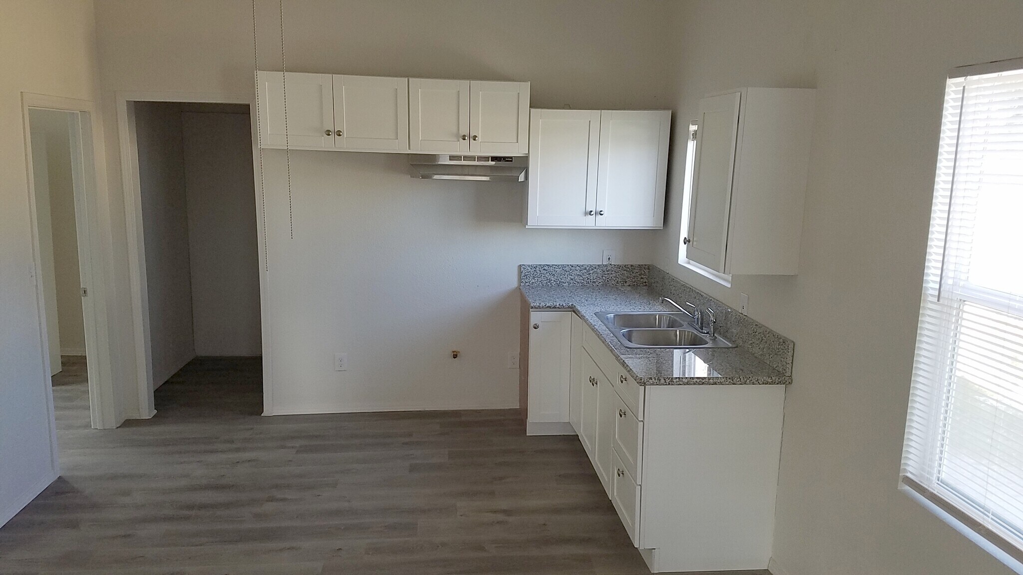 Building Photo - 1120 W 6th St