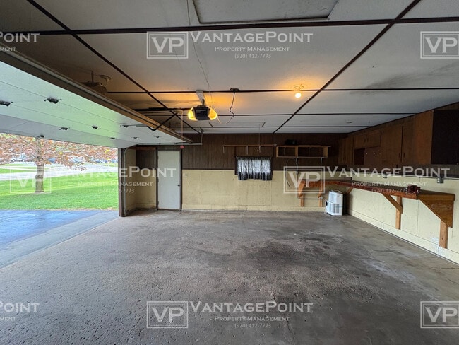 Building Photo - 4220 Hillcrest Dr
