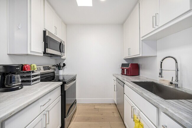 Building Photo - "Charming 1-Bedroom Townhouse in Phoenix –...