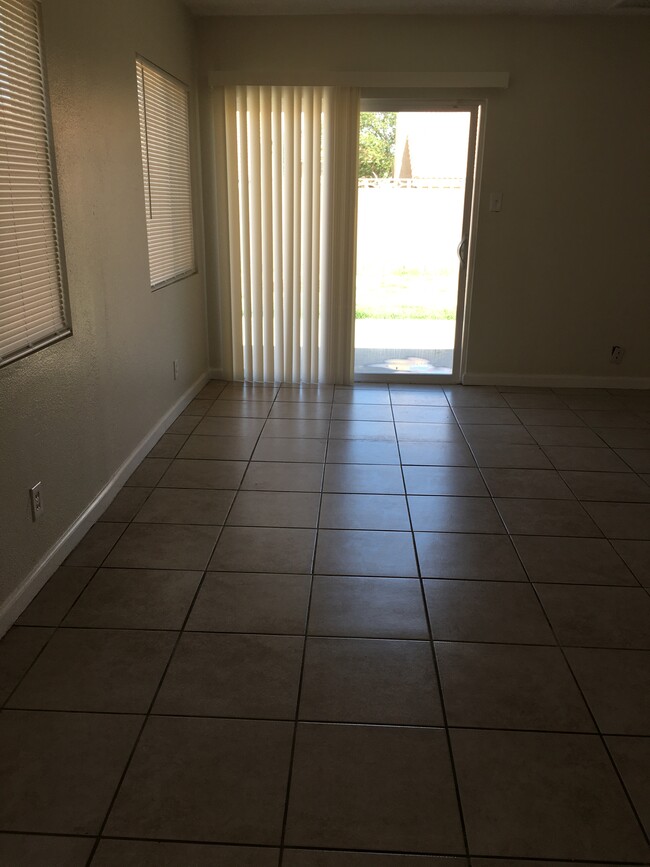 dinning room - 43826 Kirkland Ave