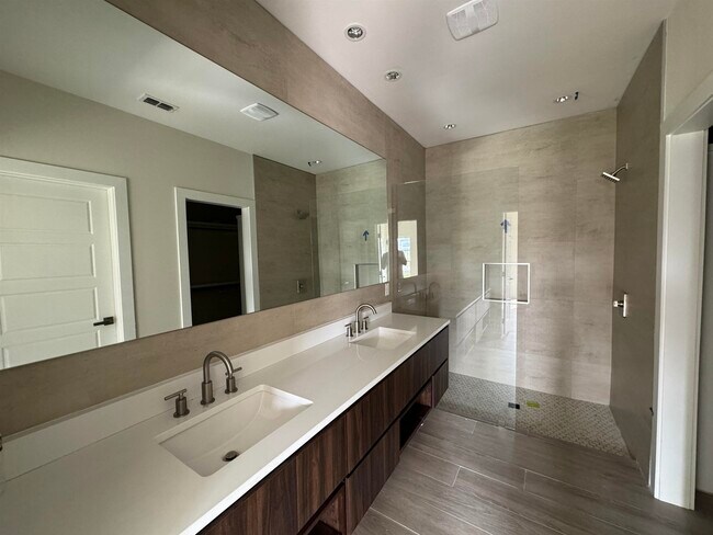 Building Photo - 210 Veracruz Dr