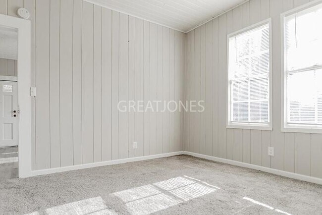 Building Photo - 1703 Pine St