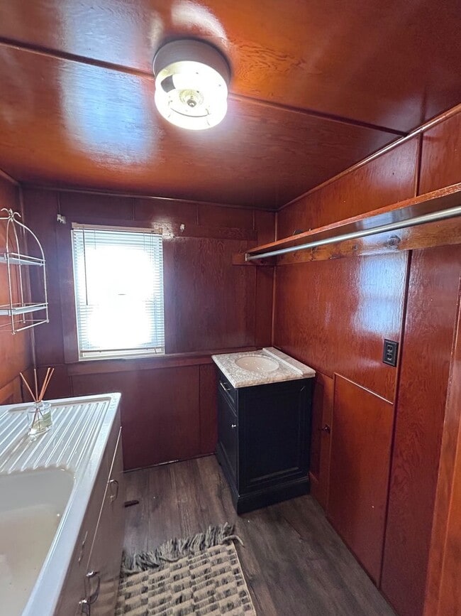 Building Photo - Spacious Single-Family Home w/Sunroom partially finished basment| Pet Friendly | Shaler