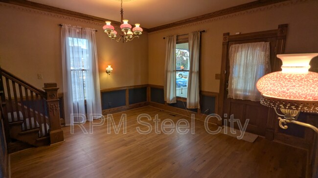 Building Photo - 512-512 1/2 W 10th St