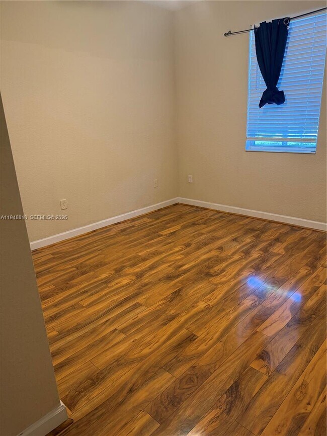 Building Photo - 20715 NE 10th Ct