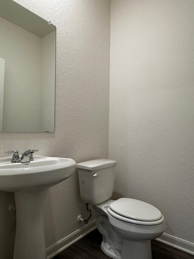 Building Photo - 14402 Woodland Holw