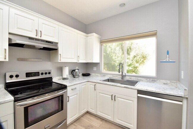 Building Photo - Great 4 Bedroom 3 Bath Home in South Jordan in Amazing HOA Community!