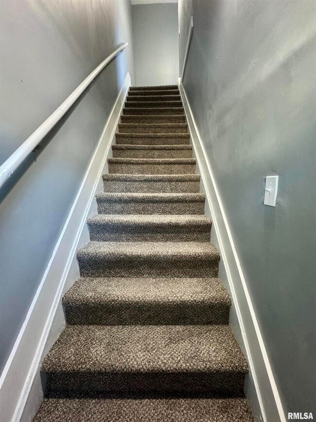 Building Photo - 627 N Division St