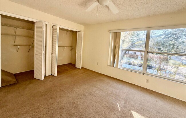 Building Photo - 2/1.5 in Lake Forest!