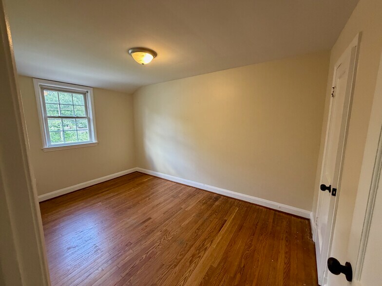 Building Photo - 1644 Thetford Rd