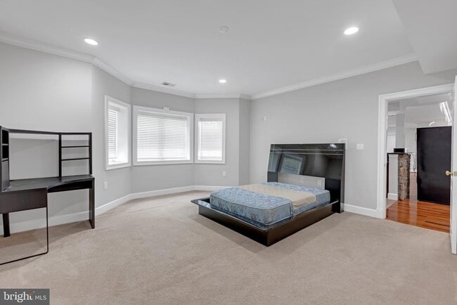Building Photo - 6529 Fairlawn Dr