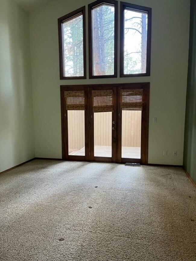 Building Photo - Large 3 Bed/2 Bath Home in the Mountain Hi...