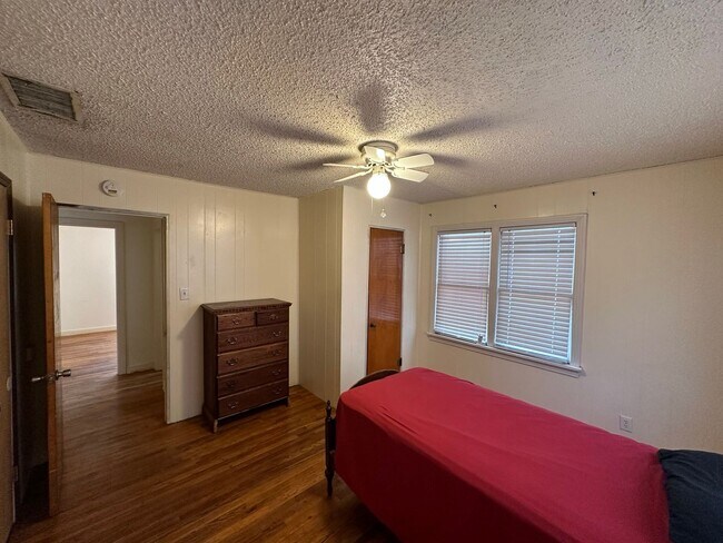 Building Photo - 3 Bed 1 Bath Home