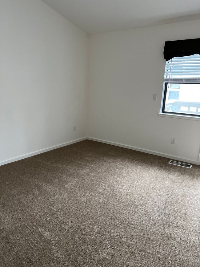 Building Photo - 2598 Oak Rd