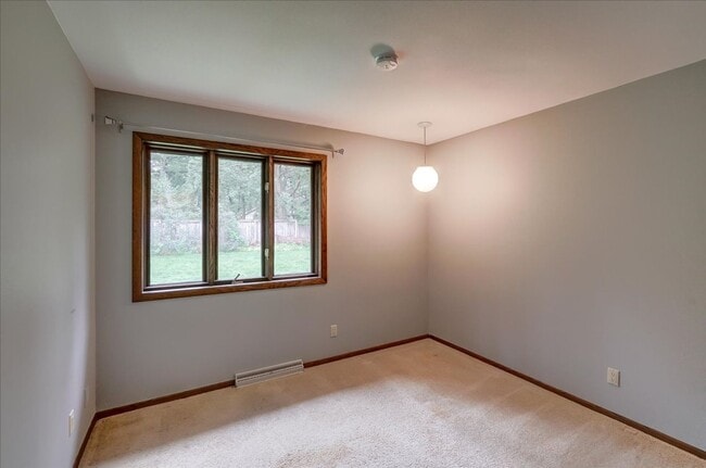 Building Photo - Parkwood Hills – Spacious 4 Bedroom, 3 Bat...