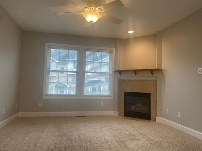 Building Photo - 2 Bedroom Ashton Estates Townhouse- Availa...