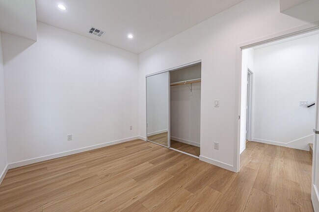 Building Photo - 5253 Agnes Ave