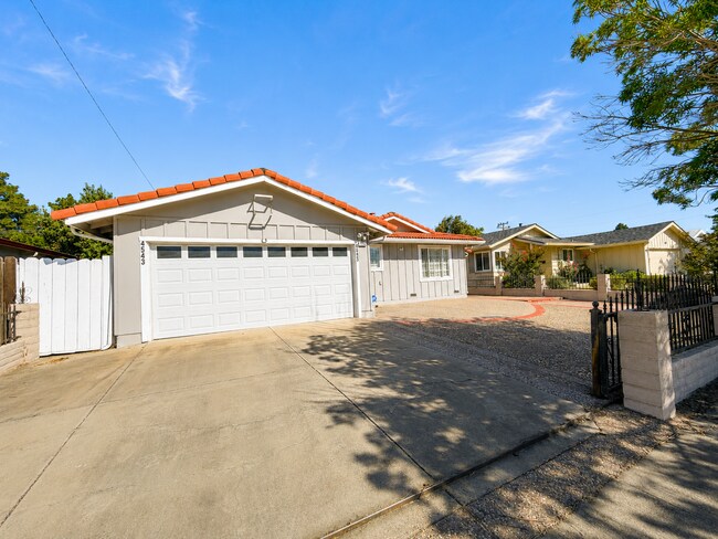 Building Photo - Welcome to this stunning 3 bedroom, 2 bathroom home located in Fremont
